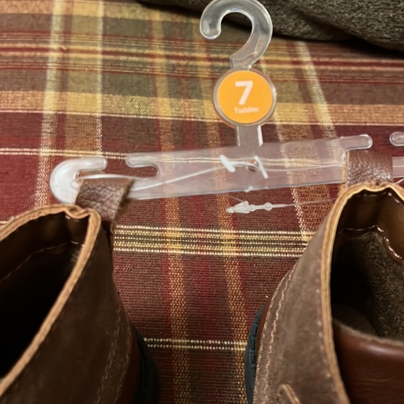 NWOT - Wingtip Velcro Boots - Picture 5 of 8